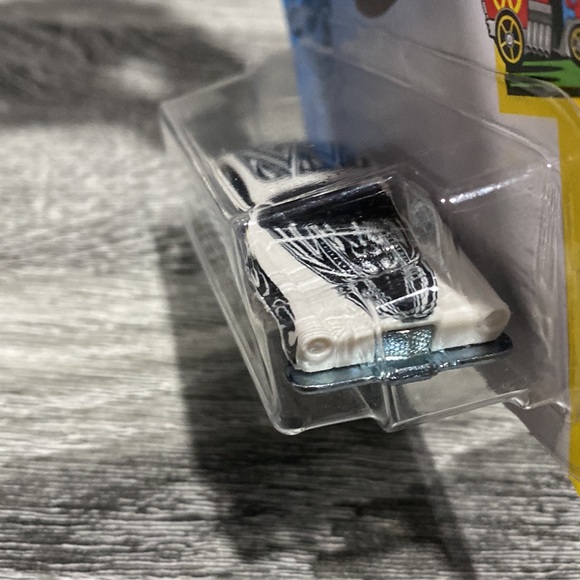 Hot Wheels | Art Cars #4 of 10 Cars: Fish’d & Chip’d - 1:64 Scale Die Cast - Picture 9 of 14